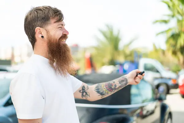 Рудий Чоловік Бородою Тримає Ключі Від Машини — стокове фото
