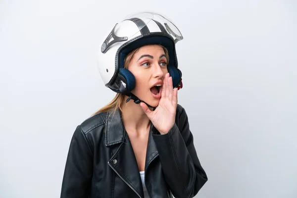 若いですCaucasian女性とともにオートバイヘルメット隔離上の白い背景叫びとともに口を大きく開きます側面 — ストック写真