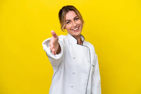 Cocinera Uruguaya Aislada Sobre Fondo Amarillo Estrechando Las Manos Para — Foto de Stock