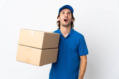 Teslimatçı beyaz arka planda izole edilmiş yukarı bakıyor ve şaşırmış bir ifadeyle