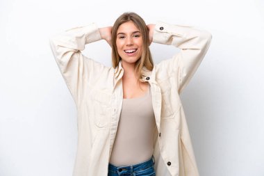 Beyaz fırında yalnız kalmış, gülen beyaz bir kadın.