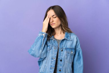 Mor arka planda baş ağrısı çeken genç Romen kadın