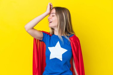 Sarı arka planda izole edilmiş Süper Kahraman Romen kadın bir şey fark etti ve çözüm peşinde.