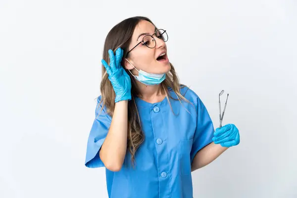 Femme Dentiste Roumaine Tenant Des Outils Sur Fond Rose Isolé — Photo