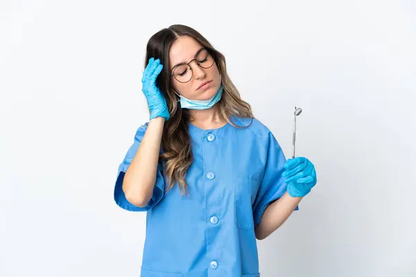 罗马尼亚妇女牙医将工具放在粉红色背景下与头痛隔离 — 图库照片