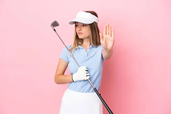 Ung Golfare Spelare Kvinna Isolerad Rosa Bakgrund Gör Stopp Gest — Stockfoto