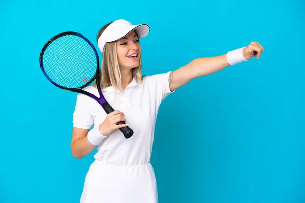 Joven Tenista Rumana Aislada Sobre Fondo Azul Dando Gesto Pulgares — Foto de Stock