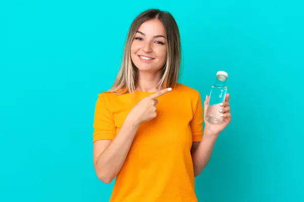 Junge Rumänische Frau Mit Einer Wasserflasche Auf Blauem Hintergrund Die — Stockfoto