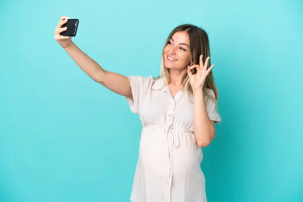 Młoda Rumunka Odizolowana Niebieskim Tle Ciąży Robiąca Selfie — Zdjęcie stockowe