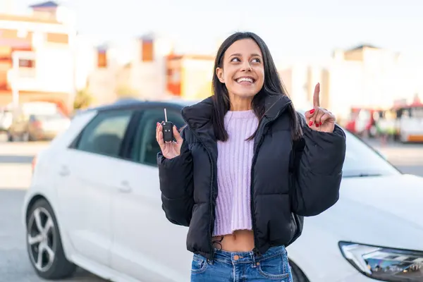 Young Woman Outdoors Holding Car Keys Outdoors Intending Realizes Solution — Stock Photo, Image