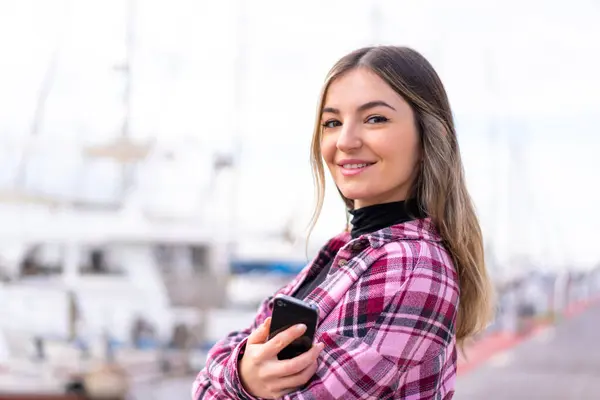 Jonge Mooie Roemeense Vrouw Buitenlucht Met Een Mobiele Telefoon Met — Stockfoto