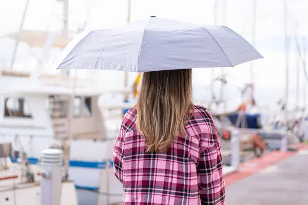 Jonge Mooie Roemeense Vrouw Met Een Paraplu Buitenlucht Achterste Positie — Stockfoto