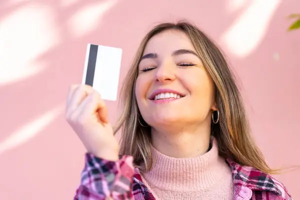 若いですかなりルーマニア人女性保持クレジットカードで屋外 — ストック写真