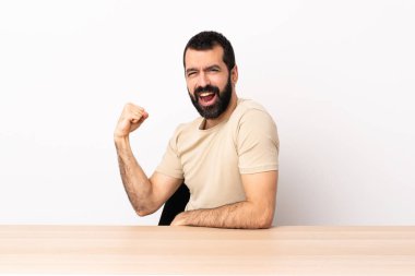 Masada sakallı beyaz bir adam zaferi kutluyor..