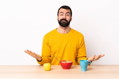 Masada kahvaltı yapan beyaz bir adamın şüpheleri var..
