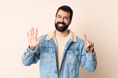 İzole edilmiş arka planda sakallı beyaz adam parmakları olan altı kişi saydım.