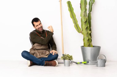 Bahçıvan içeride yerde oturmuş güçlü bir jest yapıyor.