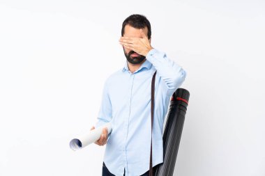 İzole edilmiş beyaz arka planda sakallı genç mimar elleriyle gözlerini kapatıyor. Bir şey görmek istemiyorum.