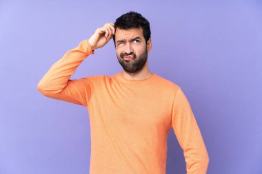 Kafkasyalı yakışıklı bir adam, soyutlanmış mor bir geçmişi var. Kafası kaşınırken şüpheleri var.