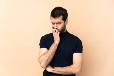 Kafkasyalı yakışıklı, soyutlanmış geçmişinden şüphe duyan bir adam.