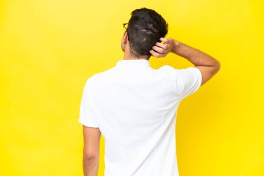 Genç, yakışıklı, izole edilmiş sarı arka planda bir adam.