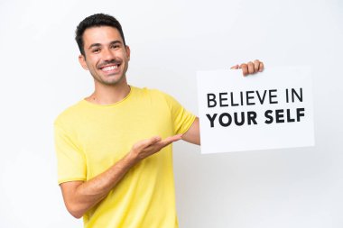 İzole edilmiş beyaz arka planı olan genç yakışıklı bir adam. Elinde 