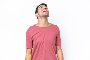 Genç yakışıklı, soyutlanmış beyaz arka plan gülüyor.