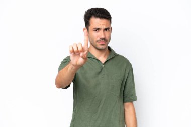 Soyutlanmış beyaz bir geçmişi olan yakışıklı bir genç ciddi bir ifadeyle sayıyor.