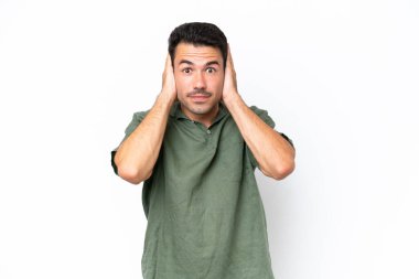 Soyutlanmış beyaz bir geçmişi olan genç yakışıklı adam hayal kırıklığına uğramış ve kulaklarını kapatmış.