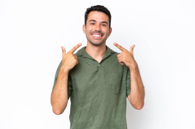 Soyutlanmış beyaz bir geçmişi olan yakışıklı bir genç baş parmak hareketi yapıyor.