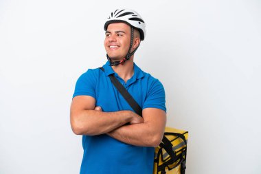 Beyaz arka planda izole edilmiş termal sırt çantalı beyaz bir adam mutlu ve gülümsüyor.