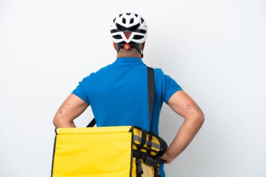 Termal sırt çantalı beyaz arka planda izole edilmiş beyaz saçlı genç bir adam.