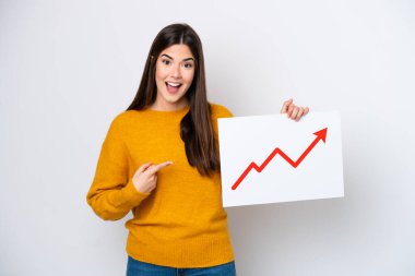 Beyaz arka planda izole edilmiş genç Brezilyalı bir kadın elinde büyüyen bir istatistik okuyla şaşırtıcı ifadeli bir işaret tutuyor.