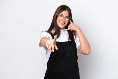 Restorandaki Brezilyalı garson kadın, beyaz arka planda izole edilmiş, telefon jesti yapıyor ve ön tarafı işaret ediyor.