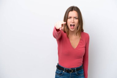 Beyaz arka planda izole edilmiş genç beyaz kadın hayal kırıklığına uğramış ve ön tarafı işaret ediyor.