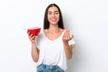 Beyaz arka planda, kahvaltı sütü içen beyaz bir kadın benimle gelmesi için davet ediyor. Gelmene sevindim.