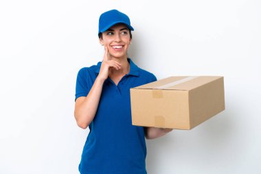 Beyaz arka planda izole edilmiş beyaz kadın, yukarı bakarken bir fikir düşünüyor.