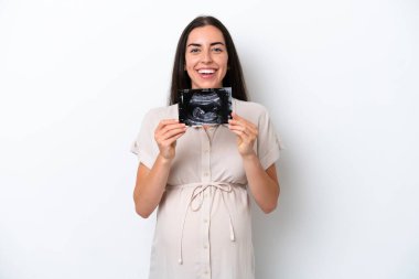 Beyaz arka planda izole edilmiş beyaz bir kadın hamile ve ultrason çekerken şaşırmış.