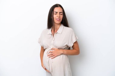 Beyaz arka planda izole edilmiş genç beyaz kadın hamile.