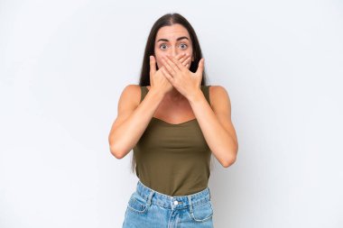 Beyaz arka planda izole edilmiş, ağzı elleri olan beyaz bir kadın.