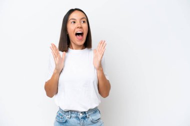 Beyaz arka planda yüzü sürpriz bir ifadeyle izole edilmiş beyaz bir kadın.