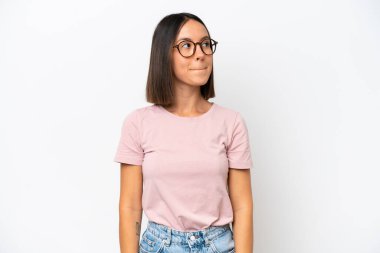 Beyaz arka planda izole edilmiş genç beyaz kadın yukarı bakarken şüpheleri var.