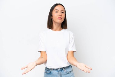 Beyaz arka planda izole edilmiş genç beyaz kadın şüpheleri var.