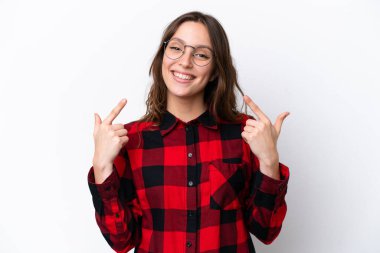 Beyaz arka planda izole edilmiş genç beyaz bir kadın baş parmak hareketi yapıyor.