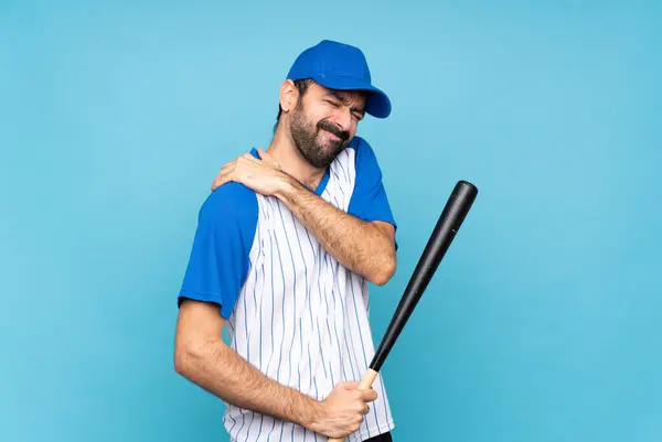 Zole Edilmiş Mavi Arka Planda Beysbol Oynayan Genç Bir Adam — Stok fotoğraf