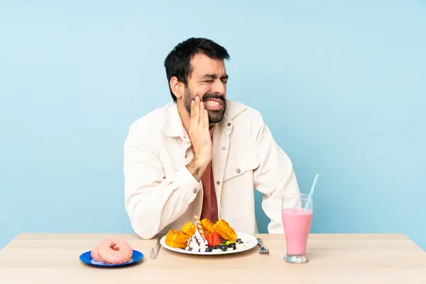 Man Vid Ett Bord Med Frukost Våfflor Och Milkshake Med — Stockfoto