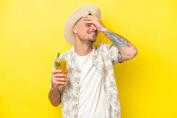 Young Caucasian Man Holding Cocktail Isolated Yellow Background Has Realized — Stock Photo, Image