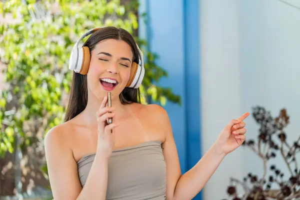 Joven Mujer Brasileña Bonita Aire Libre Escuchando Música Con Móvil — Foto de Stock