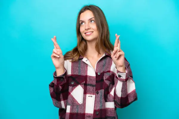 Young Caucasian Woman Isolated Blue Background Fingers Crossing Wishing Best — Stock Photo, Image
