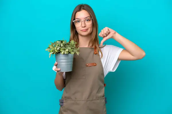 Young Caucasian Gardener Woman Holding Plant Isolated Blue Background Showing — Stock Photo, Image